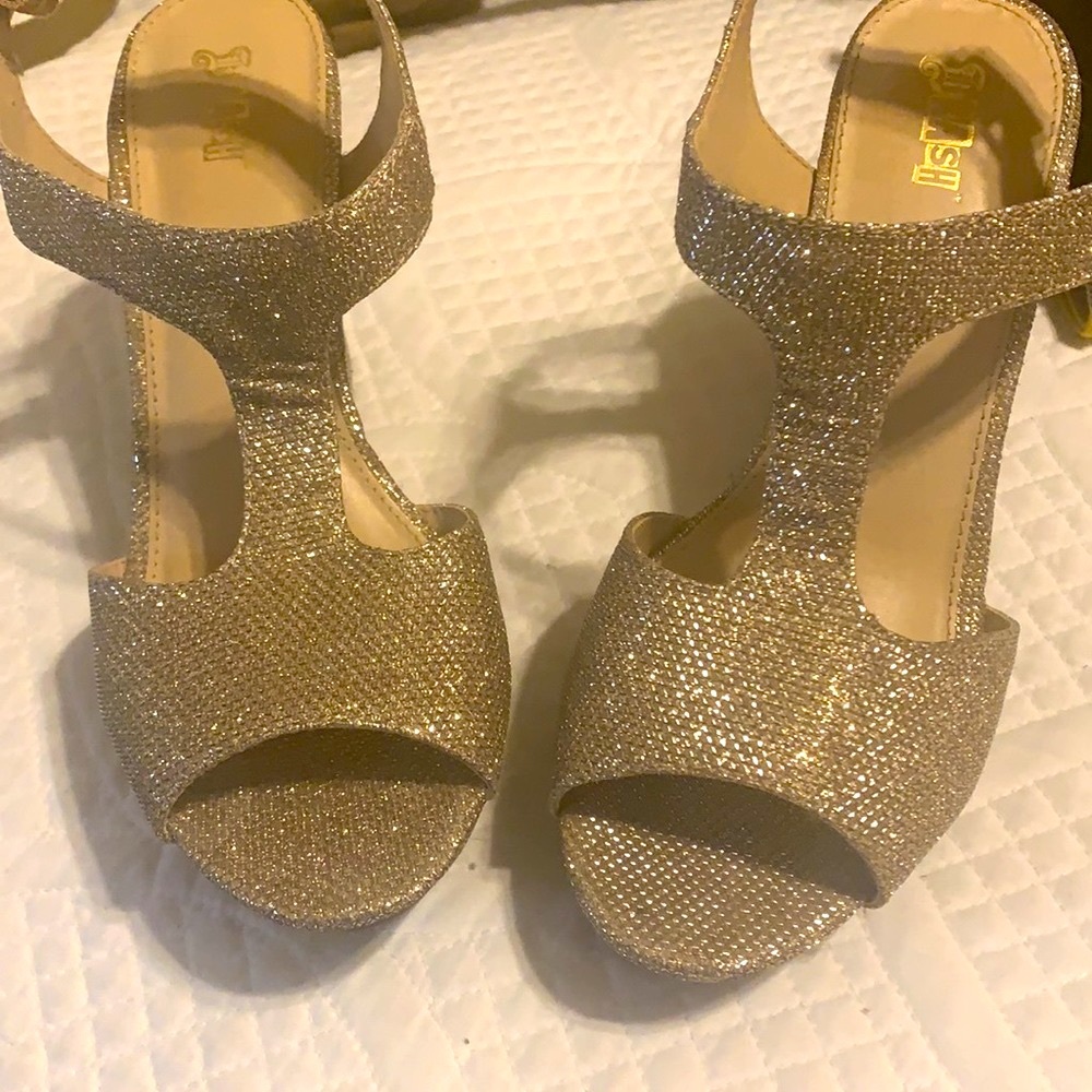 Your perfect holiday comfortable wedge heels. Gold metallic color . Perfect